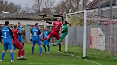 In der Kreisklasse B kam es kürzlich zu einem Tor, das sich sehen lassen kann. Ein Spieler des Amateurklubs SV Altlußheim schießt einen zauberhaften Eckball direkt ins Netz. 