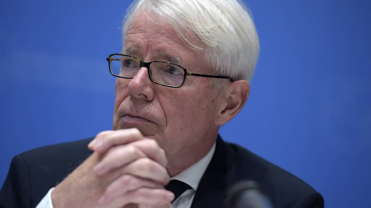 Reinhard Rauball zeigt "großen Respekt" vor der Entscheidung: "Der Schutz der Menschen muss höchste Priorität haben." Er erklärte aber auch, es sei "ein trauriger Tag für Deutschland und den deutschen Fußball". Sein Eindruck sei, dass der Fußball in Deutschland mit dem heutigen Tagen in vielen Facetten eine andere Wende bekommen hat"