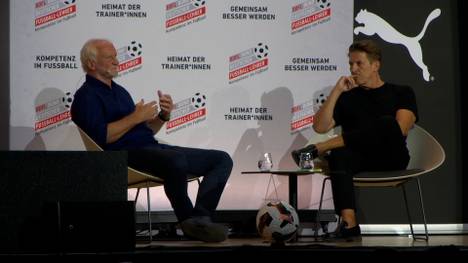 Beim Internationalen Trainerkongress findet DFB-Sportdirektor Rudi Völler scharfe Worte, was die Spielweise der Argentinier angeht.