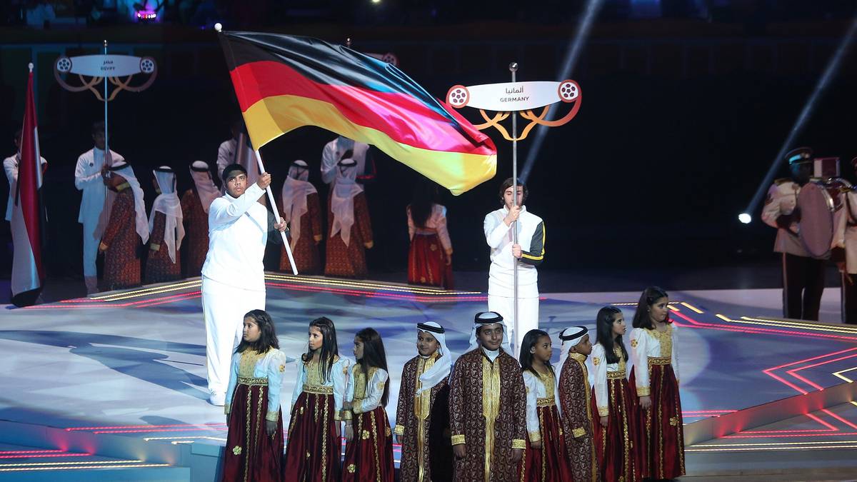 Wenn die Teams vorgestellt werden, wird es wieder hell in der Halle. Auch die Deutsche Fahne darf nicht fehlen