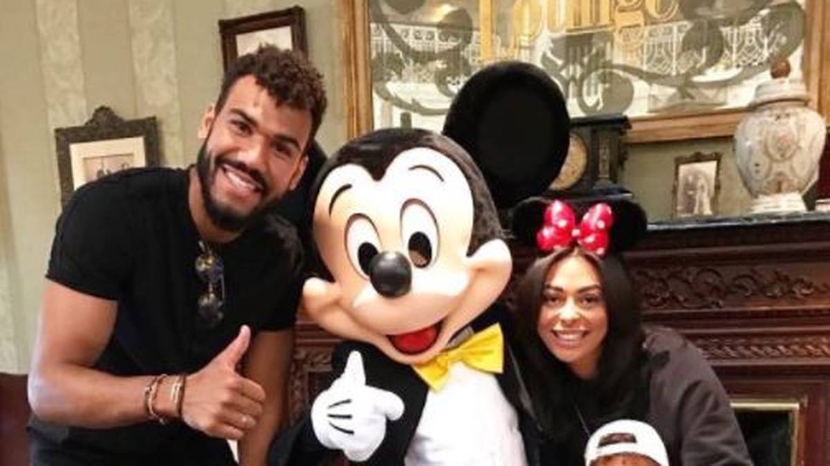 Eric Maxim Choupo-Moting hat ausgefallenen Besuch. Er scheint sich fast mehr zu freuen als sein eigener Sohn