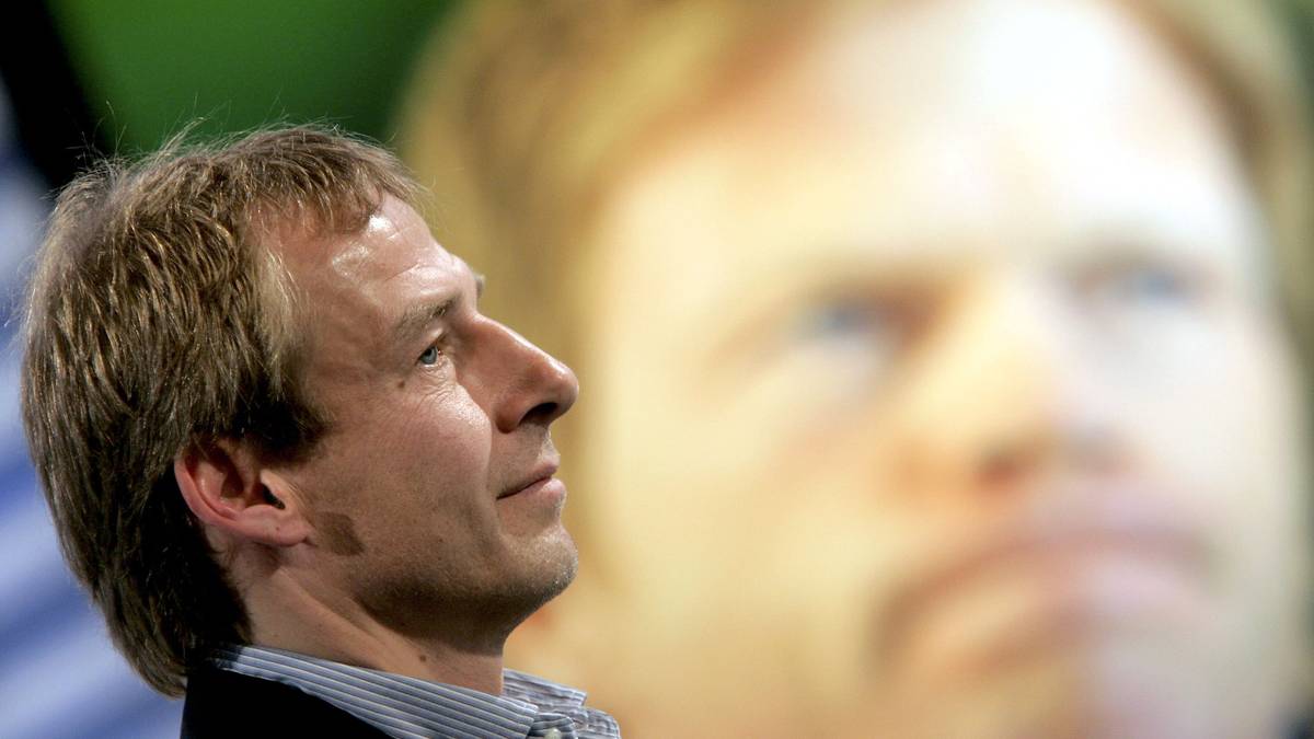 Bis zum Schluss scheint Kahn nicht mal den Gedanken zuzulassen, dass er den von Klinsmann ausgerufenen Konkurrenzkampf verlieren könnte. Aber er verliert ihn. Böse Zungen sagen: Er konnte ihn auch nicht gewinnen.