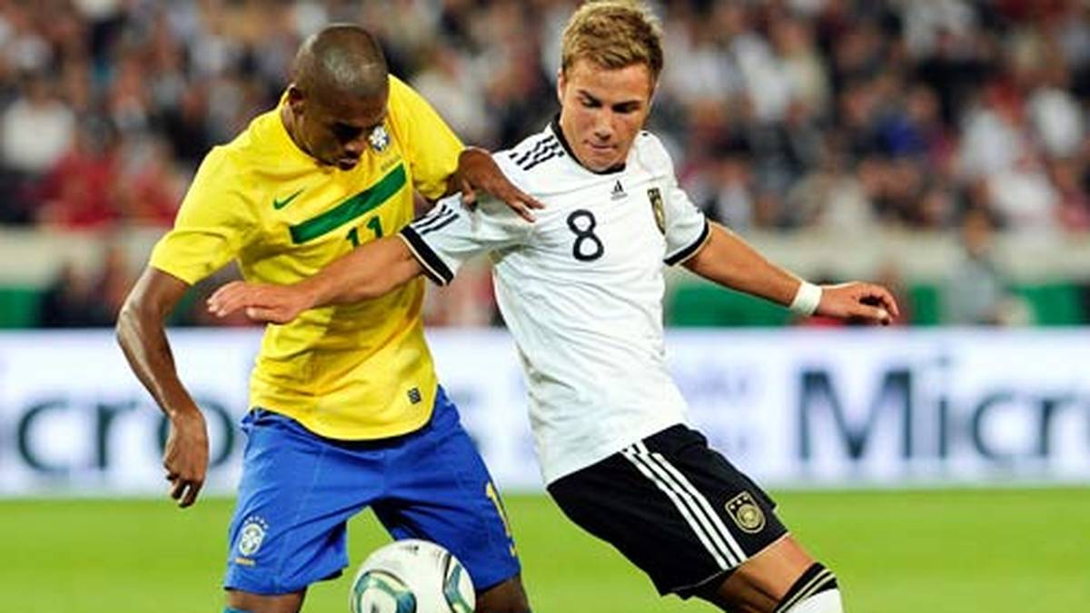 Zum bis dato letzten Duell kommt es am 10. August 2011. In Stuttgart zaubert die DFB-Elf, vor allem ein 19 Jahre junges Nachwuchstalent Mario Götze