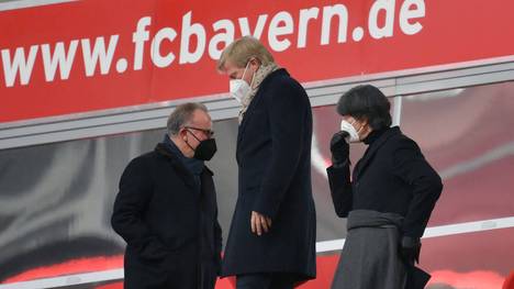 Jogi Löw mit Oliver Kahn und Karl-Heinz Rummenigge  auf der Tribüne der Allianz Arena