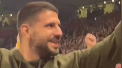 Der serbische Stürmer Aleksandar Mitrović wird beim Basketball gefeiert.