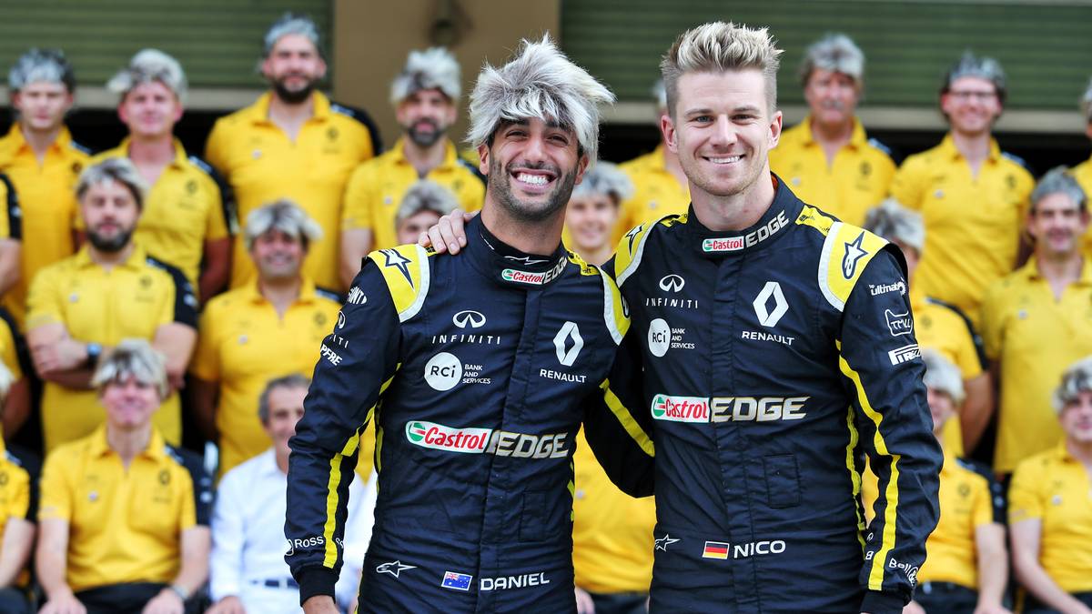 Nico Hülkenbergs Karriere in der Motorsport-Königsklasse ist nach neun Jahren vorerst beendet. Vor dem Rennen wird der Deutsche bei einem amüsanten Perücken-Mannschaftsfoto von seinem Rennstall Renault auf den Arm genommen. Seinen Platz im Cockpit nimmt der Franzose Esteban Ocon ein