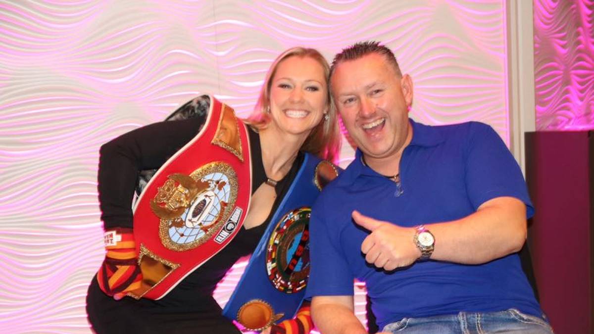 Bei einem Tanztraining im Jahr 2005 fiel dem Boxtrainer und Manager Maiki Hundt die schnelle Beinarbeit der heute 31-Jährigen auf. Daraufhin nahm sie an einem Probetraining teil und fand Gefallen am Boxsport