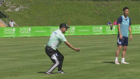 Im Trainingslager in Österreich heizt der neue Schalke-Trainer Frank Kramer den Spieler ordentlich ein. 