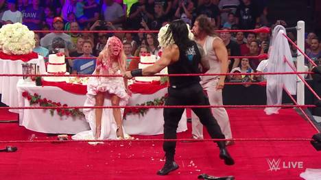 Roman Reigns (M.) störte bei WWE RAW die Hochzeitsnachfeier von Rusev (r.) und Lana