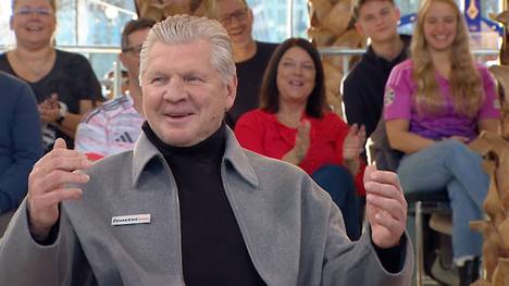 Rudi Völler nimmt im Doppelpass gleich mehr zweimal Stefan Effenberg aufs Korn. Der Sport1 Experte weiß kaum, wie ihm geschieht - nimmt es aber mit Humor.