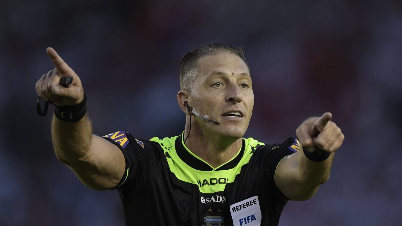 Argentinier pfeift Eröffnungsspiel