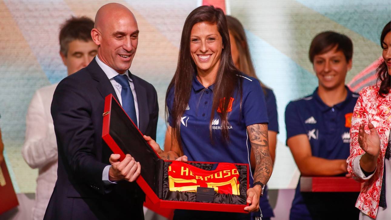 RFEF-Verbandschef Luis Rubiales (links) verleiht Jennifer Hermoso (Mitte) bei einer Ehren-Zeremonie im November 2019 ein Trikot