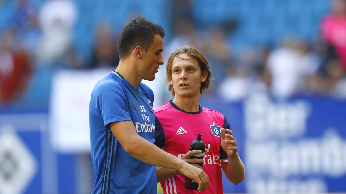 Im Sommer 2016 gibt Beiersdorfer rund 30 Millionen Euro für neue Spieler aus. Darunter Filip Kostic (l., mit 14 Millionen Euro teuerster Neuzugang der HSV-Geschichte) und Alen Halilovic, hochveranlagter Spielmacher vom FC Barcelona und Wunschspieler von Mäzen Kühne