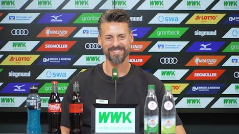 Die Frage einer Journalistin schien Sandro Wagner zuerst nicht sonderlich zu taugen. Auf Nachfrage aber äußert sich der Augsburg-Trainer charmant zu seiner ständigen Unzufriedenheit.