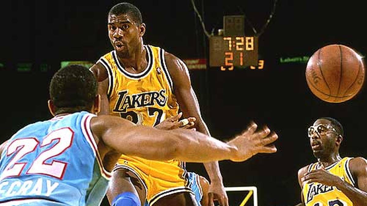 PLATZ 5 - MAGIC JOHNSON: Es ist Zeit für den wohl spektakulärsten Passer der NBA-Historie. Earvin "Magic" Johnson prägte bei den L.A. Lakers den Showtime-Basketball. Keiner zelebriert den No-Look-Pass wie der dreimalige MVP. Ohne seine AIDS-Erkrankung hätte er wohl mehr als 10.141 Vorlagen auf dem Konto