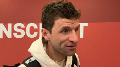 Der FC Bayern lässt im Achtelfinal-Hinspiel der Champions League gegen Bayer Leverkusen nichts anbrennen. Thomas Müller gibt sich betont ruhig.