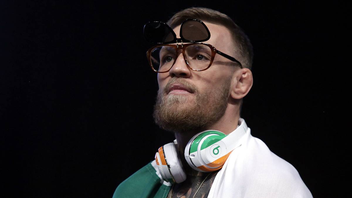 Dann ist es soweit: Als erstes kommt McGregor auf die Bühne. Mit einem interessanten Brillen-Modell