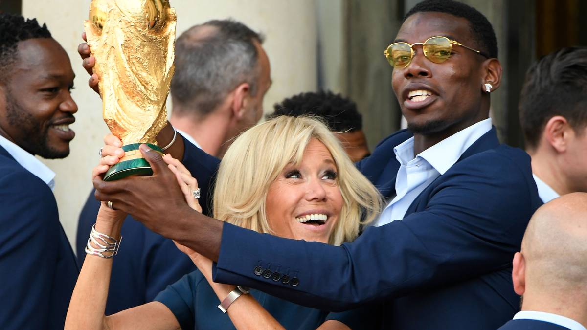 Pogba scheint sich auch mit der Präsidenten-Gattin Brigitte Macron zu amüsieren