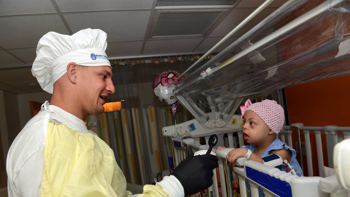 Gronkowski nutzt seine Popularität aber nicht nur, um an zahlreichen Events und Partys teilzunehmen, sondern auch für soziales Engagement: So gründete er gemeinsam mit seiner Familie eine Stiftung, die Kinder unterstützt. Auch bei Charity-Events der NFL war er regelmäßig zu Gast