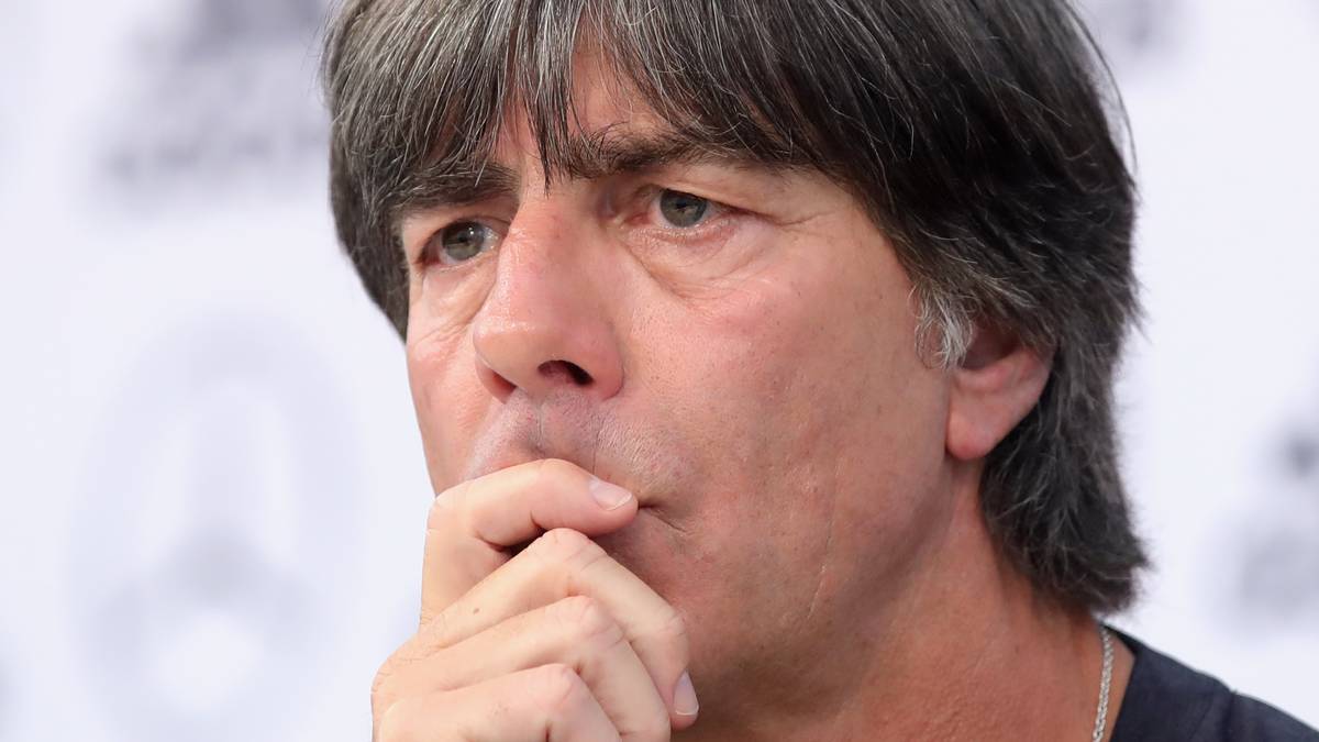 15. MAI - Joachim Löw beruft Özil und Gündogan in sein vorläufiges WM-Aufgebot, obwohl auch er verstimmt ist. "Das war keine glückliche Aktion", sagt der Bundestrainer über die Fotos und kündigt ein Gespräch an. Sanktionen oder ein Verzicht auf beide sei aber "zu keiner Sekunde" Thema gewesen. Der DFB verpasst, das Thema aus der Welt zu schaffen