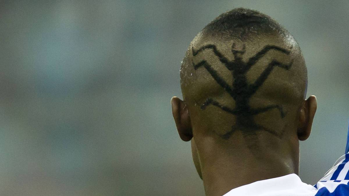 Der Herthaner Salomoun Kalou zeigt sich während seiner Zeit beim FC Chelsea ganz kreativ - mit einer Spinne auf dem Hinterkopf 