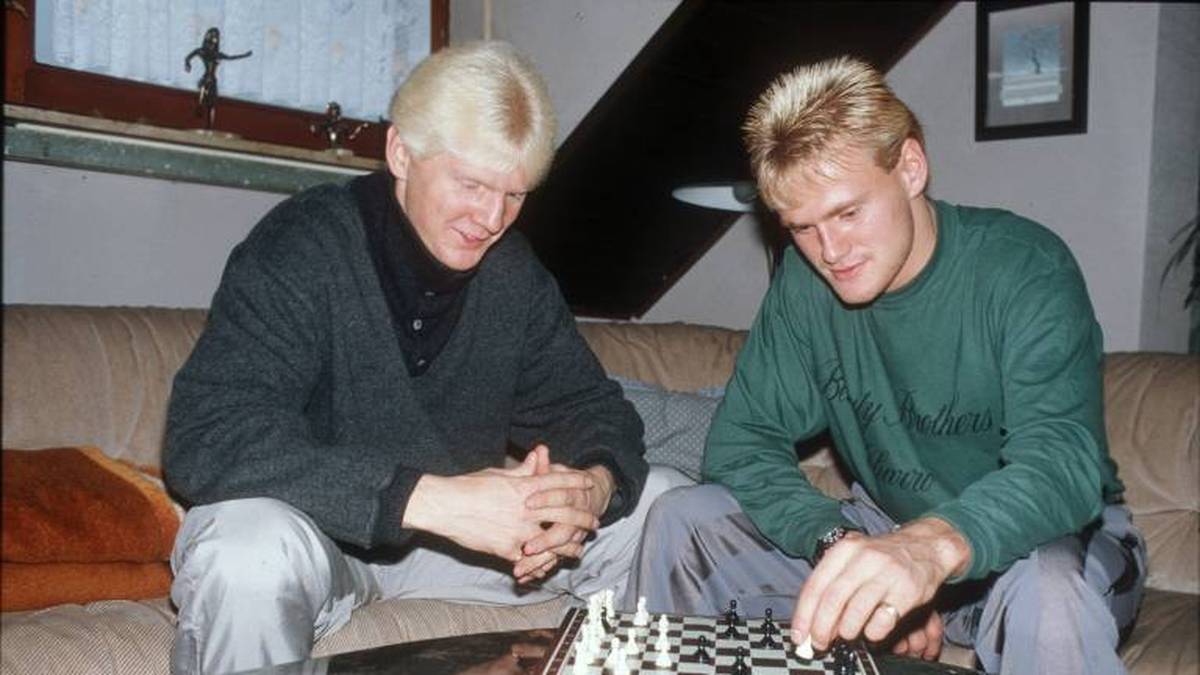 Stefan Effenberg und Jörg Neun spielen Schach