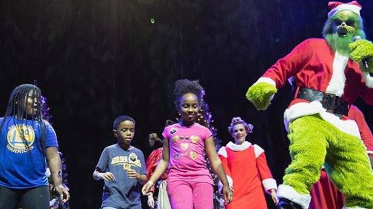 Zum siebten Mal veranstaltet Curry zudem das Event "Christmas with the Currys". Dabei erhalten 500 Familien aus Oakland Essen, Bücher, Spiele und weitere Geschenke