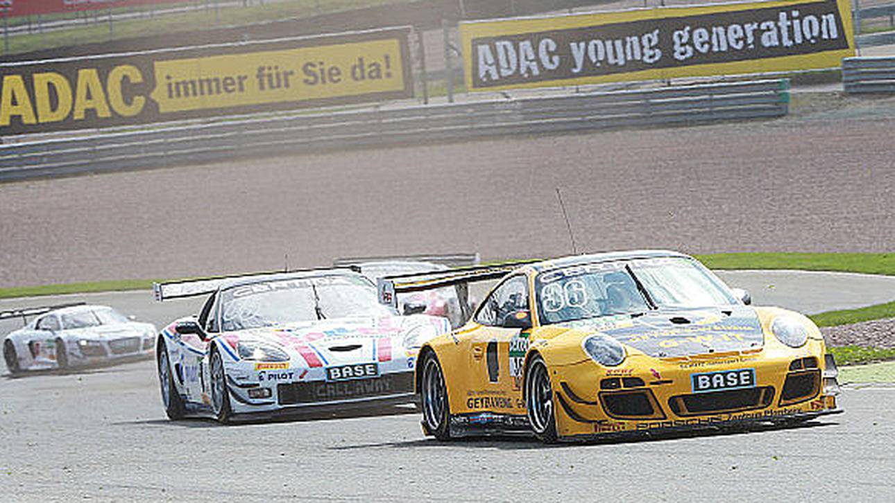 Bachler im Porsche auf Pole