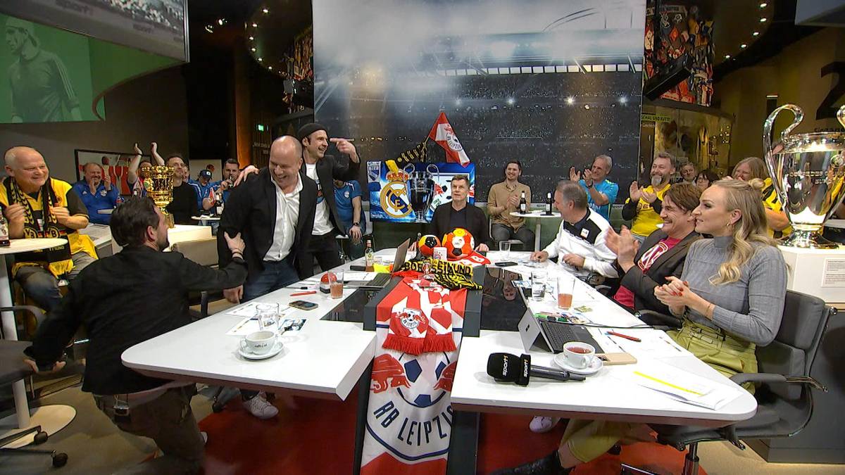 SPORT1-Moderator Hartwig Thöne wird im Fantalk zum Orakel und kündigt den Ausgleich von RB Leipzig vor dem Eckball an. Anschließend wird er von der Runde gefeiert.