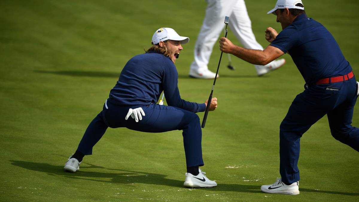 ...sondern auch Henrik Stenson und Justin Rose, Sergio Garcia und Alex Noren sowie Francesco Molinari und Tommy Fleetwood (hier beim ausgelassenen Jubel) sind zu stark für ihre US-amerikanischen Gegner. Dass die Europäer eine Session mit 4:0 für sich entscheiden, hat es seit 1989 nicht gegeben