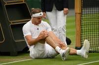 Alexander Zverev stürzt bei seinem Achtelfinaleinzug in Wimbledon. Sein Bruder und Manager Mischa informiert über den Zustand des 27-Jährigen.
