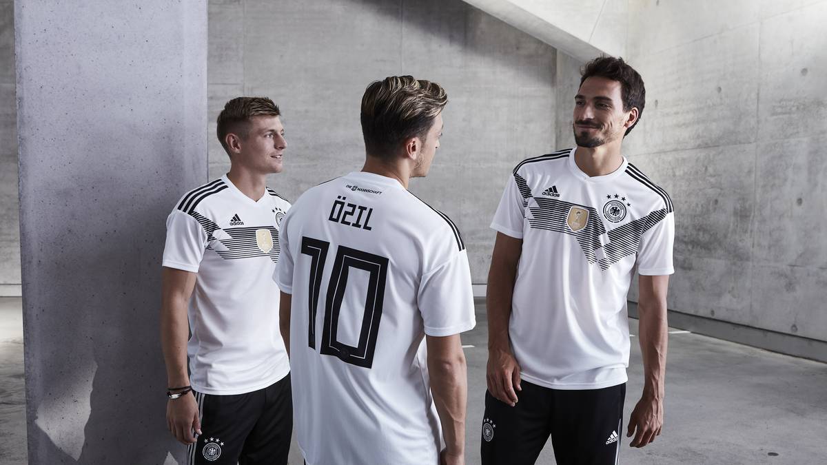 Adidas wehrt sich gegen die Vorwürfe: "Die Schrift fällt auf und wird so emotional diskutiert wie das Design eines jeden neuen Trikots an sich", erklärte der Ausrüster auf SPORT1-Anfrage