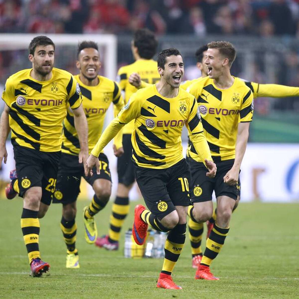Borussia Dortmund hat sich als Bayern-Jäger längst etabliert. 2014/2015 schien der Lauf der Borussia jäh zu enden, ehe die Klopp-Elf eine Aufholjagd startete, die ihresgleichen sucht.