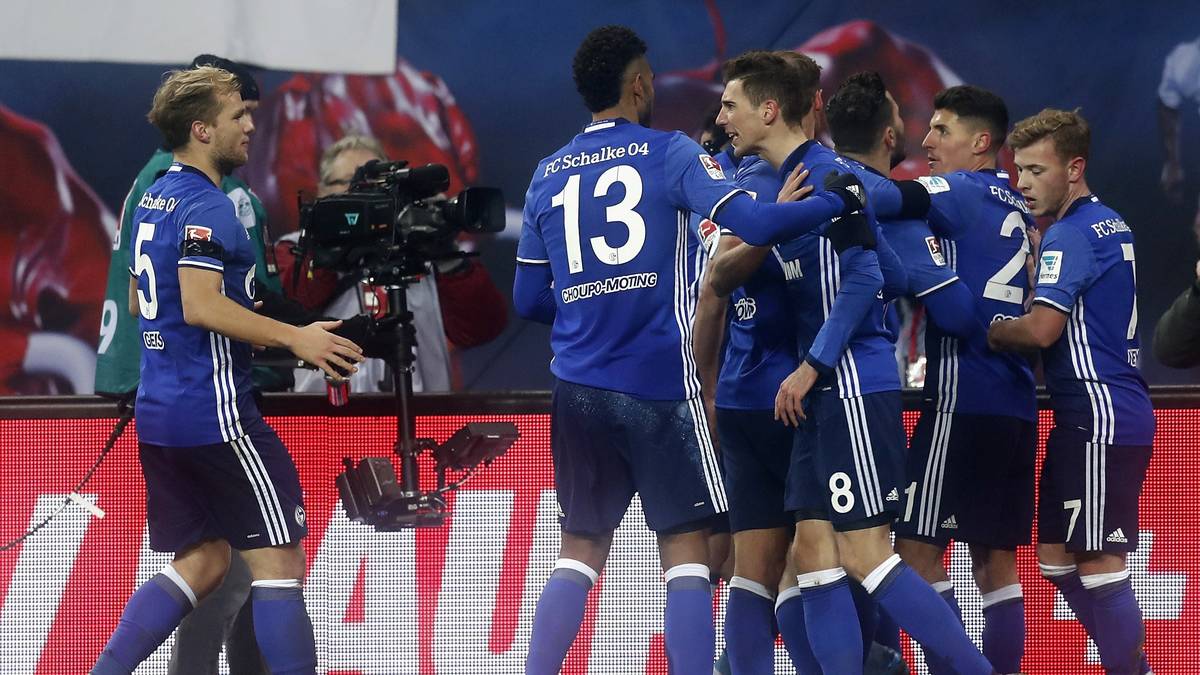 Kolasinac wird von seinen Teamkollegen gefeiert. Doch der Schalker wird vom Glückspilz zum Pechvogel...