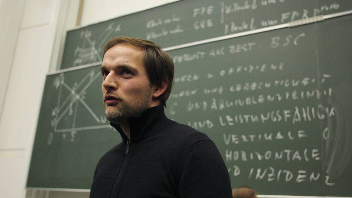 An der Universität Mainz hält er während seiner Auszeit vom Fußball Vorträge. Sein Name wird aber währenddessen immer wieder bei ambitionierten Klubs gehandelt. 