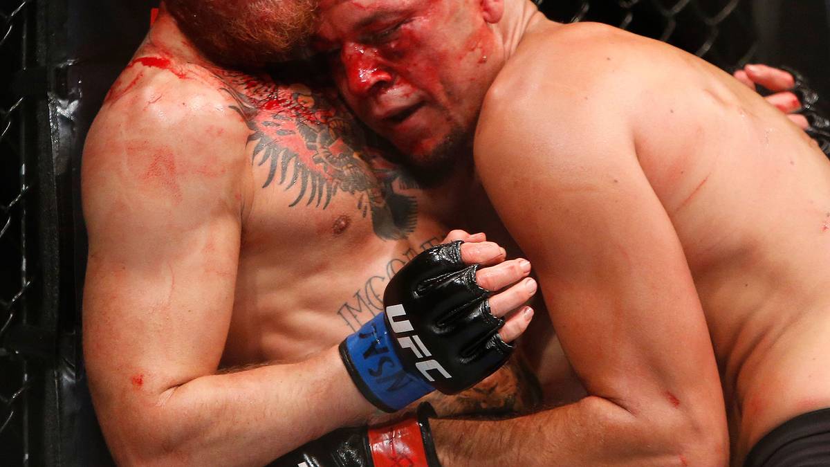 ...und befördert mit dem Kopf voran McGregor in die Käfigmaschen...