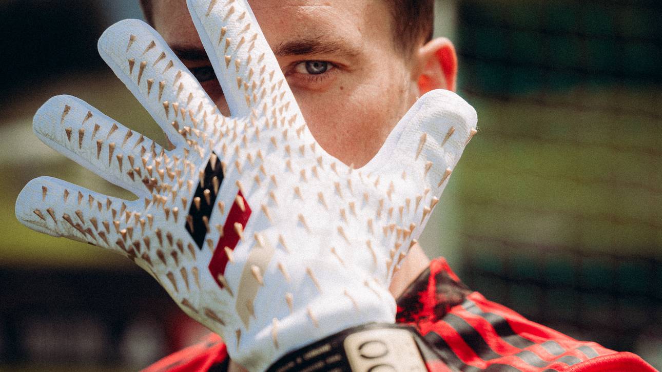 Manuel Neuer mit seinen Handschuhen zum 100. Länderspiel