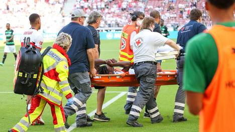 Mohamed Sankoh (VfB) muss verletzt vom Platz getragen werden