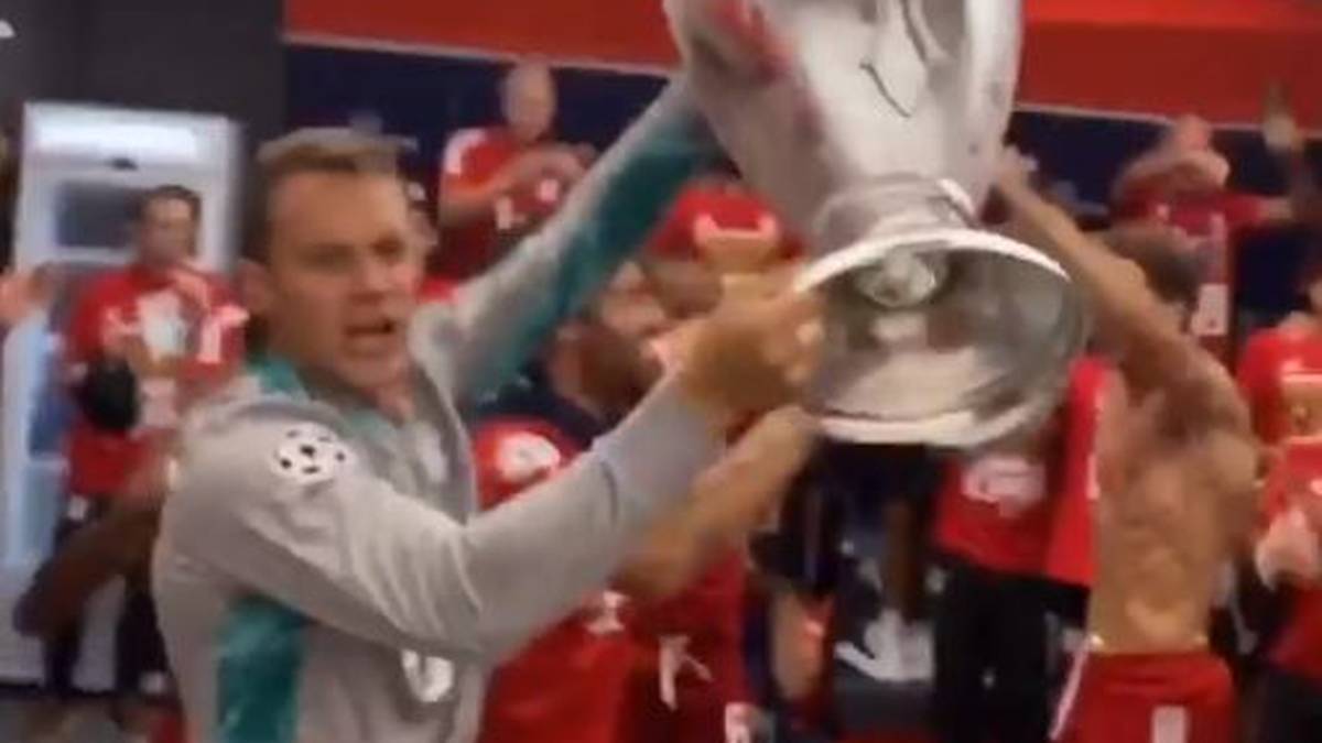 … und präsentieren stolz das Objekt der Begierde. In der Kabine geht die Feier erst richtig los!