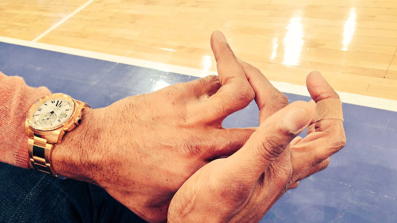 Strahan lacht über seine krummen Finger