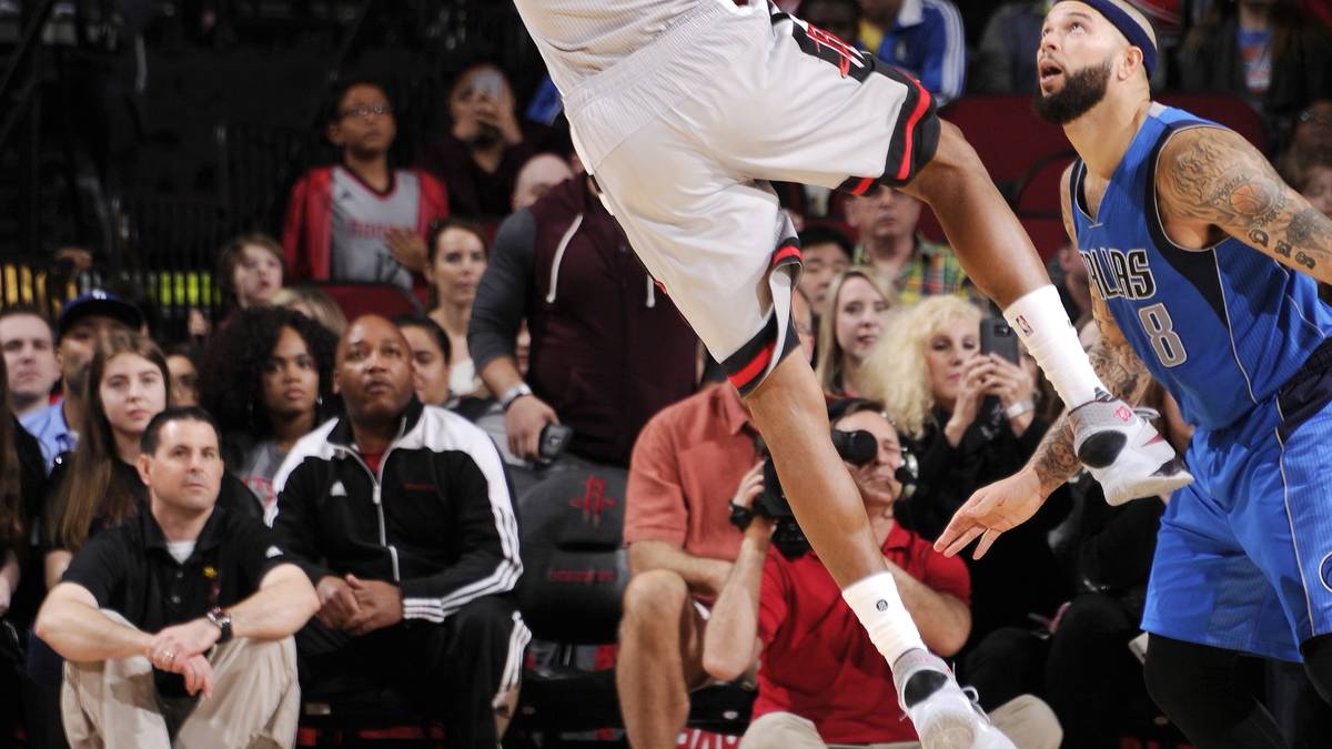Verkehrte Welt in Houston: Während Rockets-Forward Trevor Ariza den Flamingo-Wurf von Dirk Nowitzki täuschend echt kopiert...