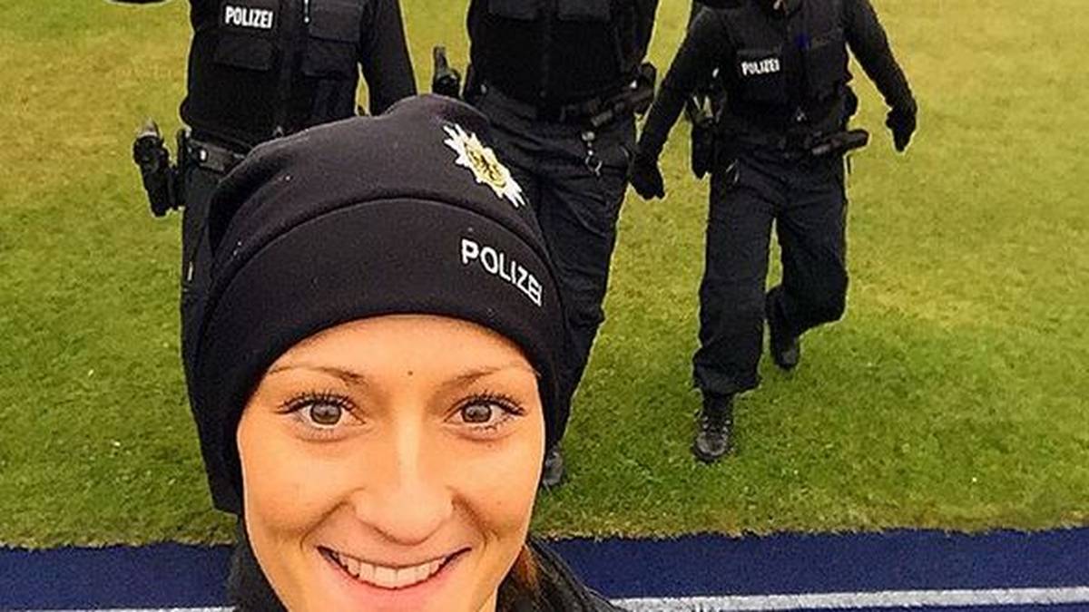 Auch in der Uniform macht die Sportpolizistin eine gute Figur