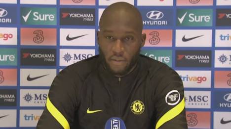 Romelu Lukaku stellt sich nach seiner Rückkehr zum FC Chelsea der Presse. Der Belgier spricht über die Ziele mit seiner Mannschaft und erklärt, wieso er gegen Covid-19 geimpft wurde.