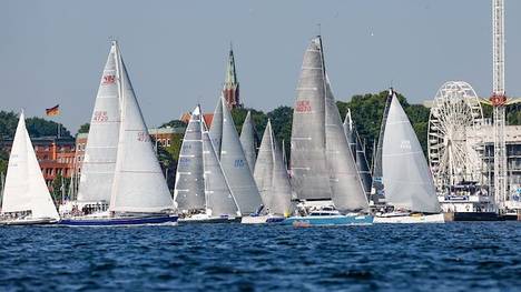 Start zur traditionellen Aalregatta, der dieses Jahr mit mehr als 200 Yachten besonders eindrucksvoll ausfallen wird