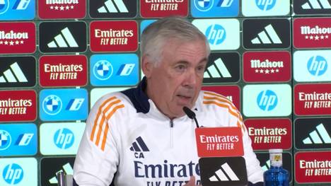 Real Madrid-Trainer Carlo Ancelotti sorgt bei der Pressekonferenz vor dem La-Liga-Spiel gegen Rayo Vallecano für einen kuriosen Moment. 