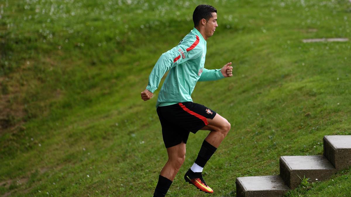 Sonst noch ein paar Selfies mit dem Motto "Vorbereitung" - das war's. Ronaldo schottete sich vor dem Halbfinale eher ab. Bale dagegen zeigte sich offen wie nie
