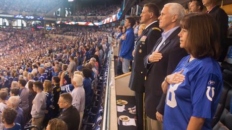 US-Vizepräsident Mike Pence stand bei der Nationalhymne auf