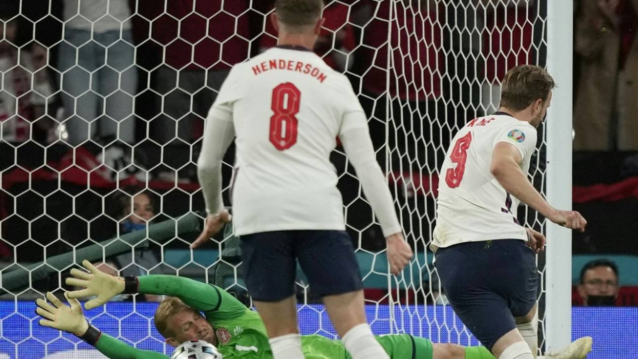 Dänen-Keeper Schmeichel während EM-Halbfinale von Laser geblendet