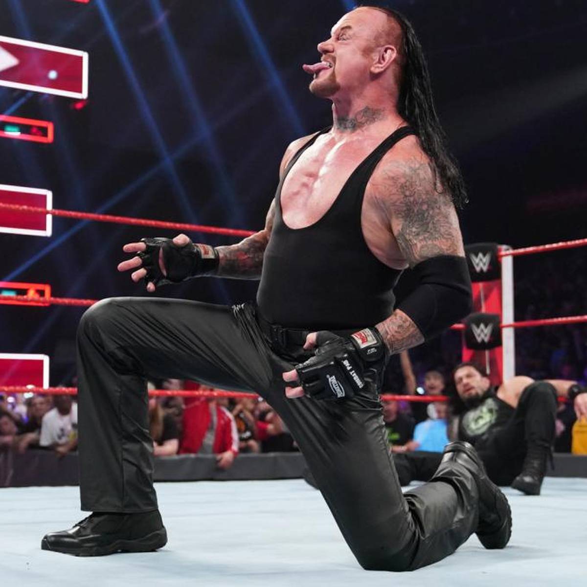 Wwe Monday Night Raw Undertaker Kommt Roman Reigns Zu Hilfe