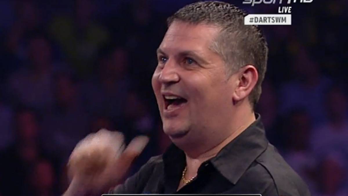 Gary Anderson lacht über sich selbst. Beim Versuch ein Leg zu beenden, verrechnet er sich